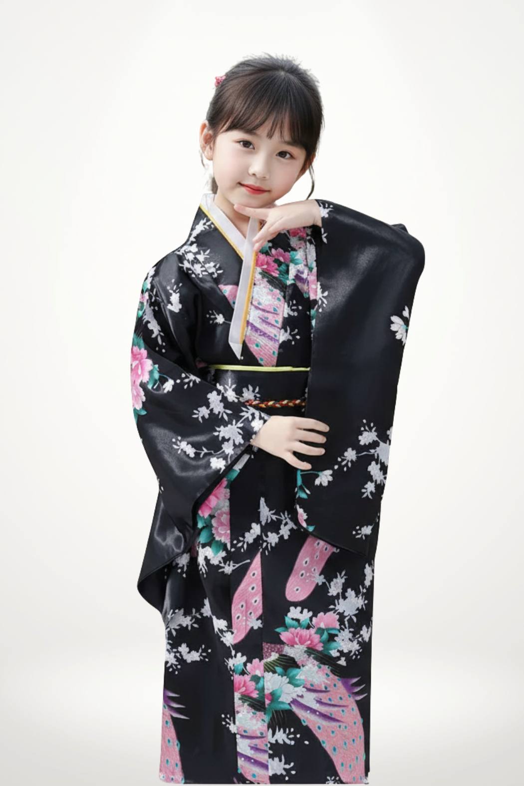 Fille en kimono noir orné de fleurs roses et blanches, posant avec élégance sur fond clair