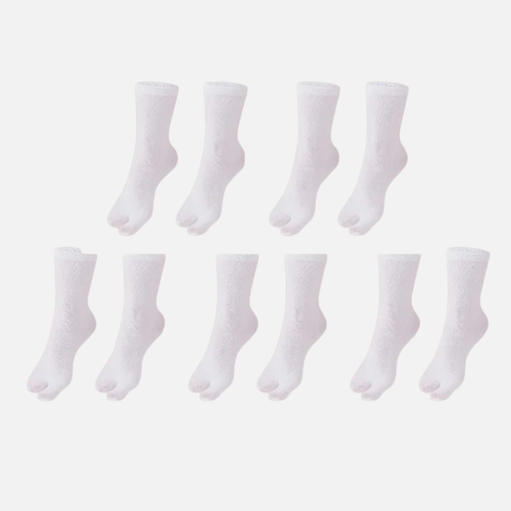 Lot de cinq paires de chaussettes tabi blanches au design épuré, avec une texture douce et un style minimaliste