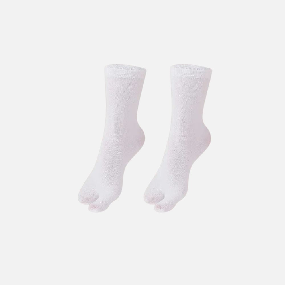 Chaussettes tabi blanches en matière douce, avec une coupe élégante et un design hygiénique, posées sur fond neutre