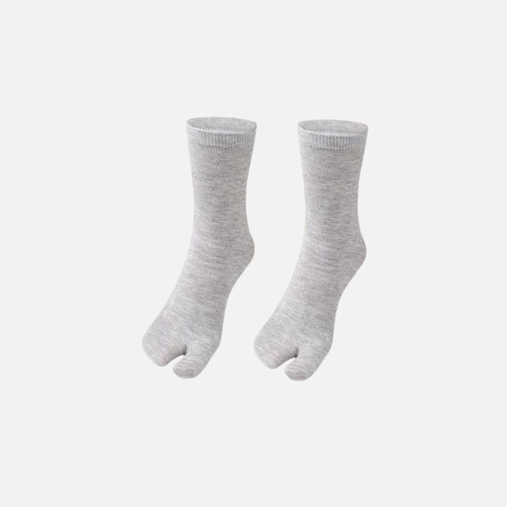 Chaussettes tabi grises en coton, avec une finition douce et un design pratique pour un style japonais moderne