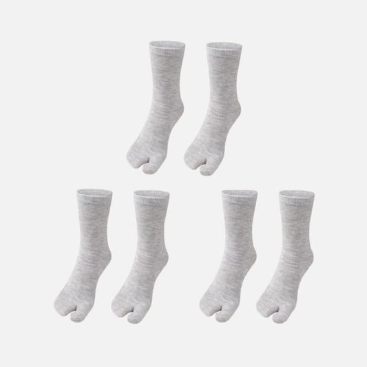 Lot de trois paires de chaussettes tabi grises, en coton, avec une coupe distinctive à deux orteils