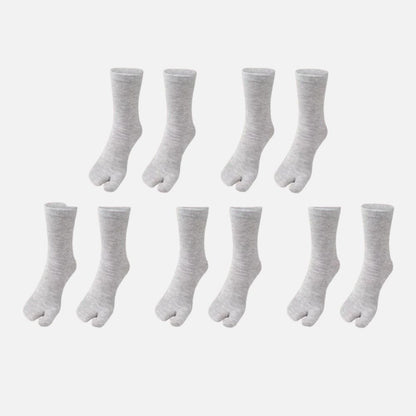 Lot de cinq paires de chaussettes tabi grises, en coton, avec une texture douce et un design traditionnel japonais