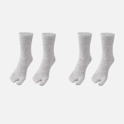 Lot de deux paires de chaussettes tabi grises, en matière douce, avec une coupe distinctive pour les orteils