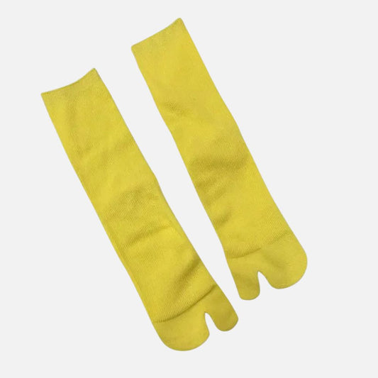 Chaussettes tabi jaunes vives, en coton, avec un design moderne et une finition lisse, sur fond blanc