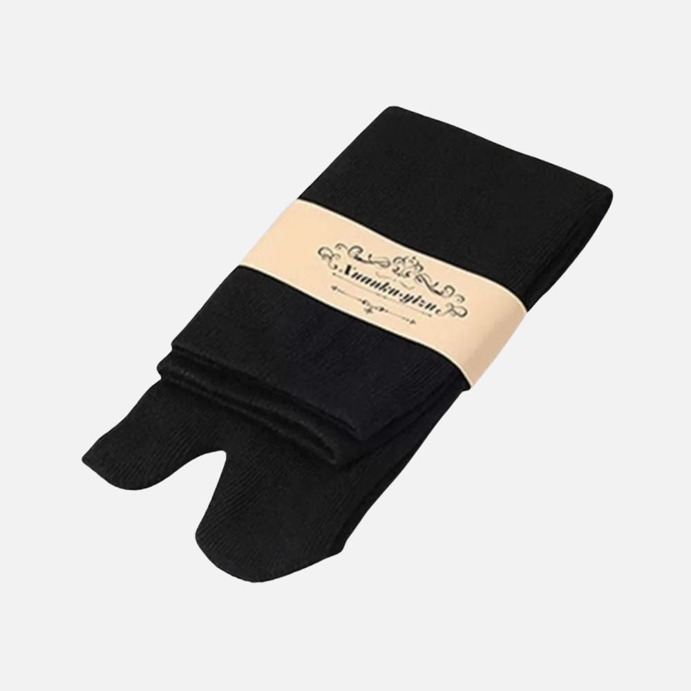 Quatre paires de chaussettes tabi noires, en matière douce, avec une ouverture pour les orteils, présentées avec un bandeau décoratif