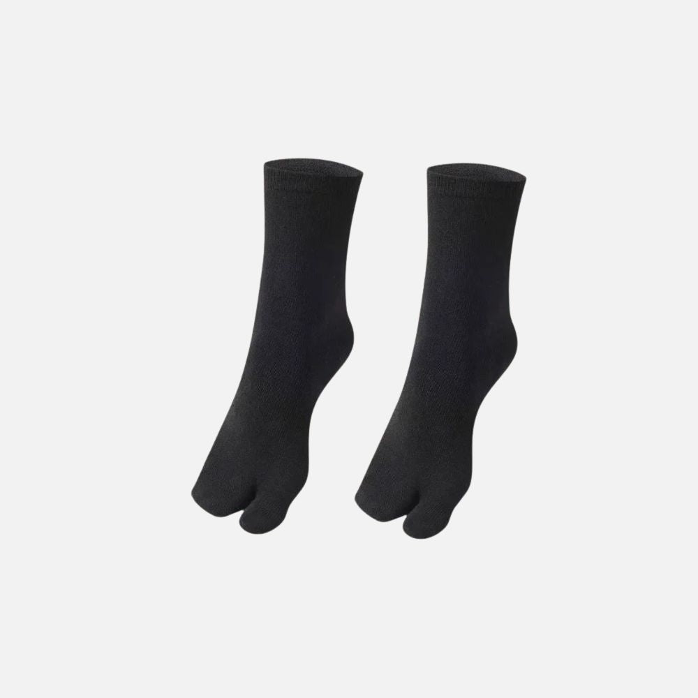 Chaussettes tabi noires en matière douce, avec séparation des orteils, sur fond blanc minimaliste