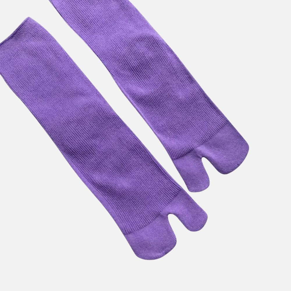 Chaussettes tabi violettes en matière douce, avec une texture côtelée et une coupe élégante pour un style japonais moderne