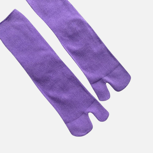 Chaussettes tabi violettes en matière douce, avec une texture côtelée et une coupe élégante pour un style japonais moderne
