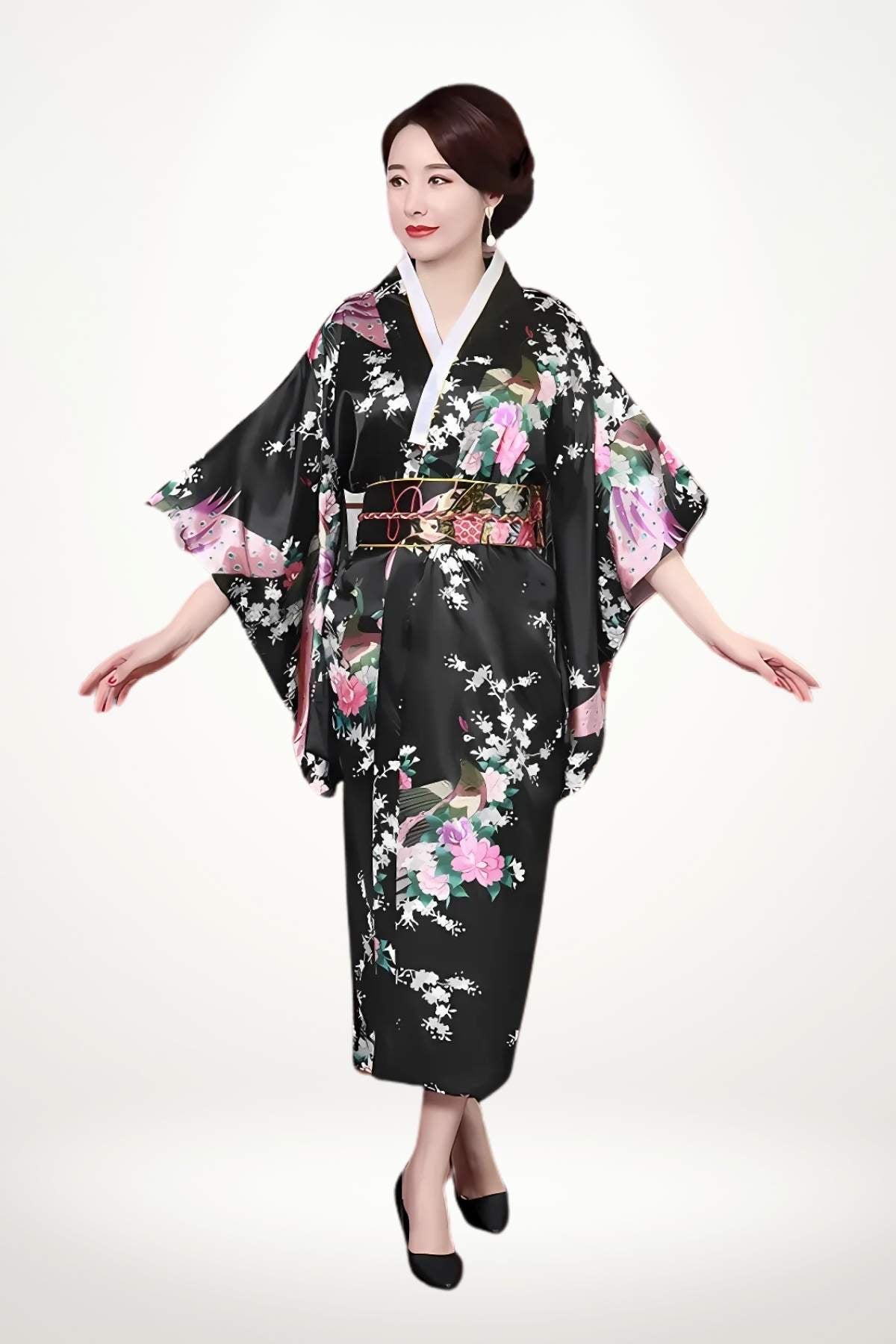 Femme en kimono noir à motifs floraux colorés, posant avec élégance sur fond clair