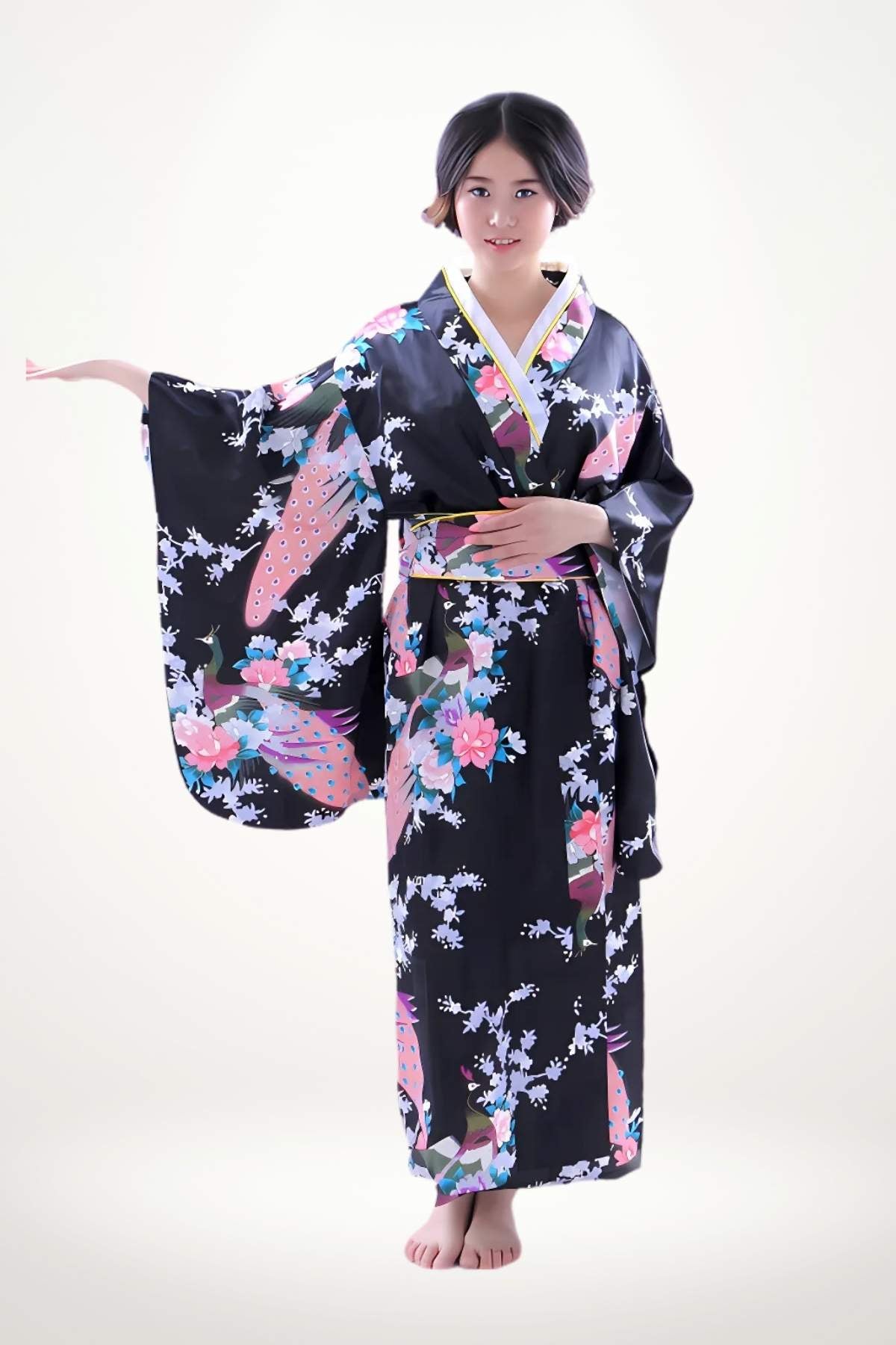 Femme en kimono noir à motifs floraux colorés, posant avec élégance sur un fond clair