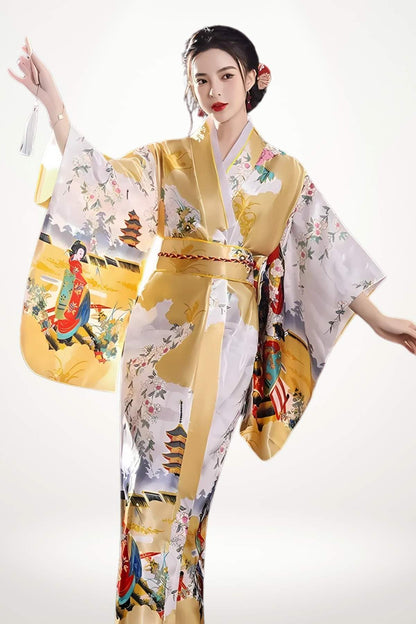 Femme portant un kimono long en satin blanc et doré avec motifs japonais traditionnels de pagodes et fleurs de cerisier.
