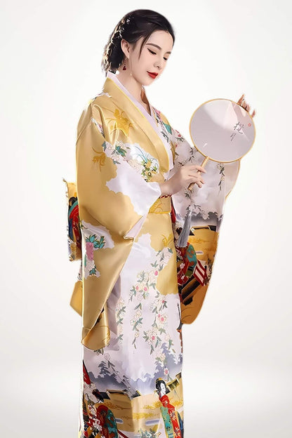 Femme en kimono doré à motifs floraux, tenant un éventail, sur fond lumineux et neutre