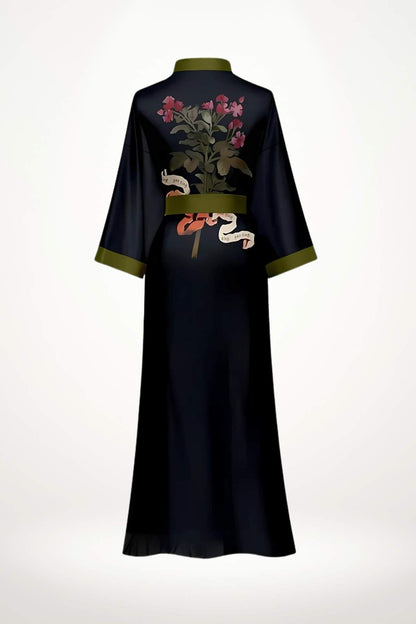 Kimono élégant en tissu noir avec motifs floraux colorés et ceinture verte, affichant un style japonais raffiné