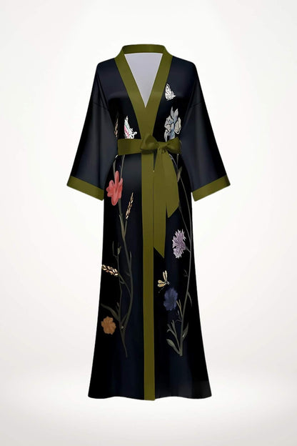 Kimono élégant à motif noir avec des fleurs colorées et une ceinture verte, sur fond neutre