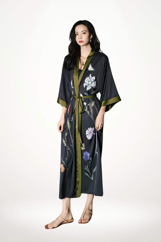 femme portant kimono long noir motifs floraux libellules bords vert olive coupe ample ceinture ton sur ton élégant
