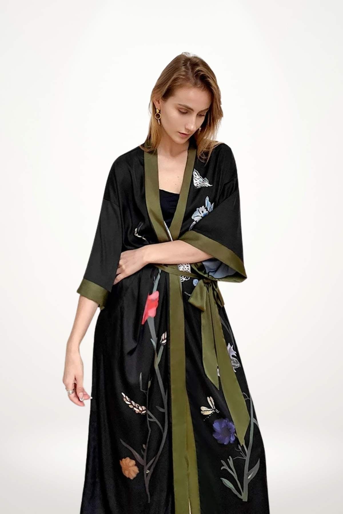 Kimono élégant à motif noir, avec des fleurs colorées et une ceinture verte, sur fond neutre