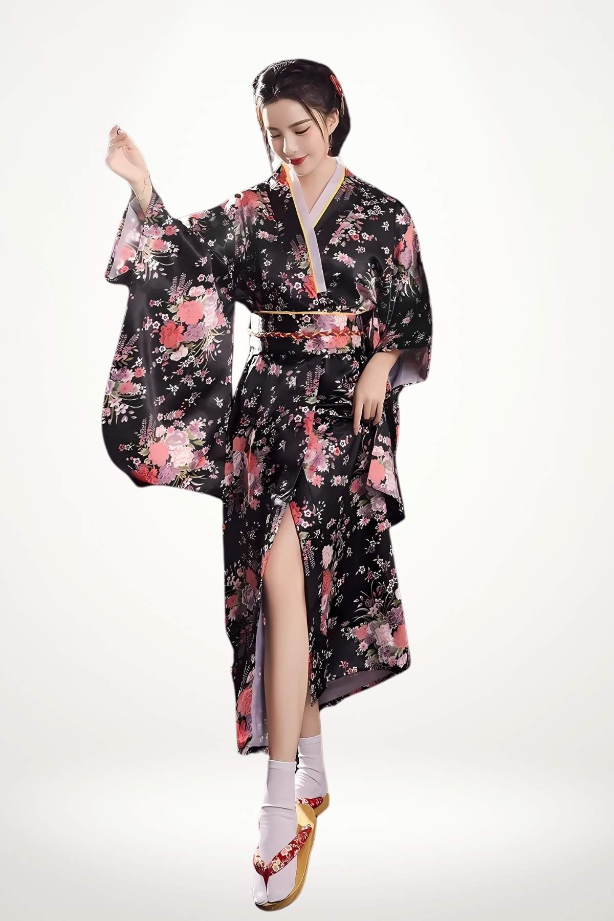 Femme de dos portant un kimono long noir en satin orné d’un motif floral japonais et ceinture fine tressée.
