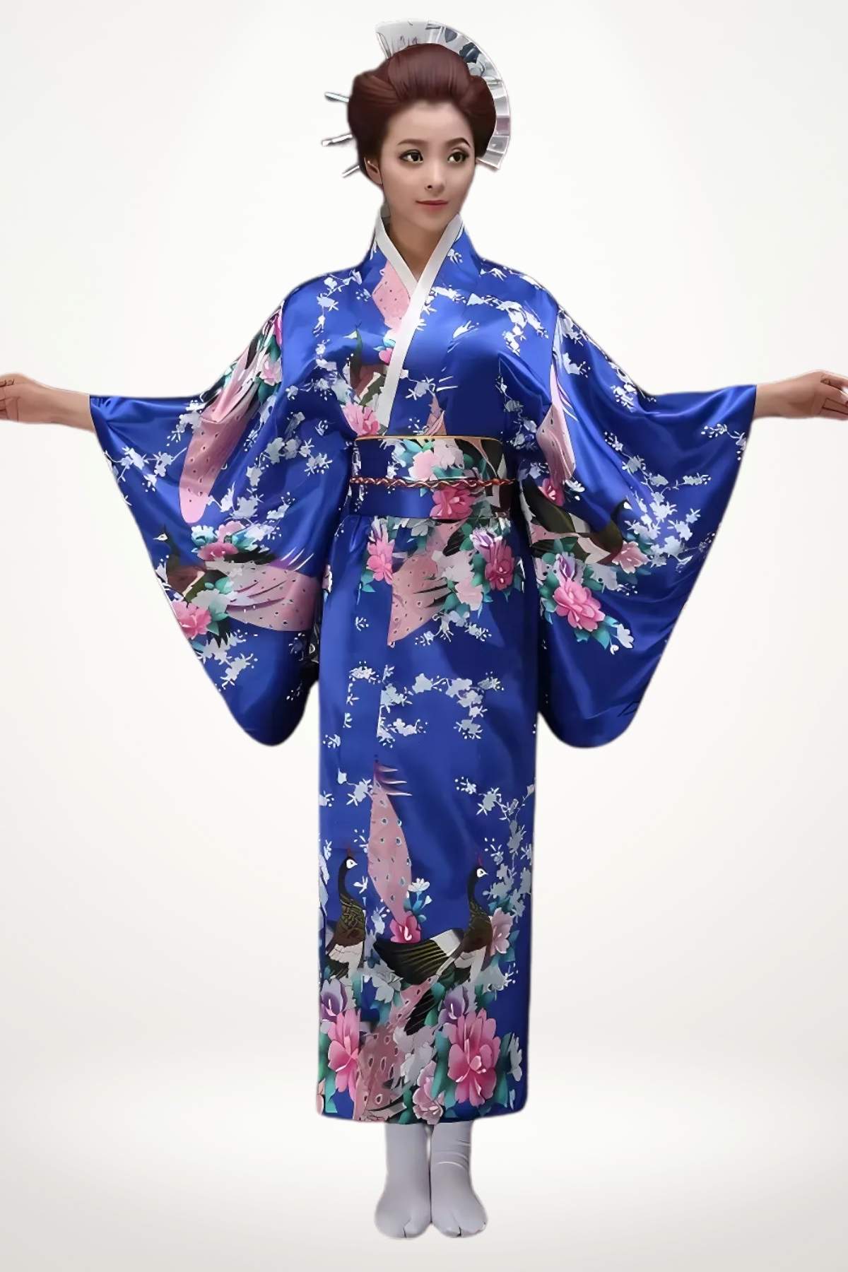 Kimono long bleu en satin orné d’un motif de paon et de fleurs, ceinture tressée et coupe traditionnelle japonaise pour femme.
