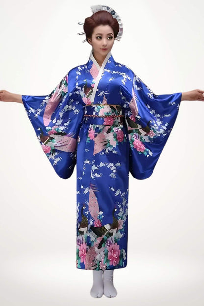 Kimono long bleu en satin orné d’un motif de paon et de fleurs, ceinture tressée et coupe traditionnelle japonaise pour femme.
