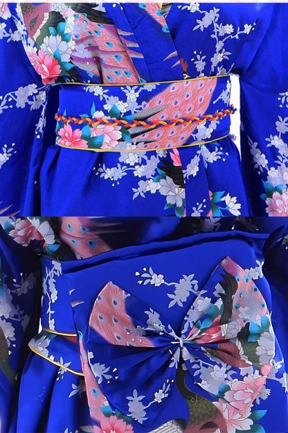 Kimono en satin bleu orné de motifs floraux et de plumes, ceinturé avec un obi coloré et élégant