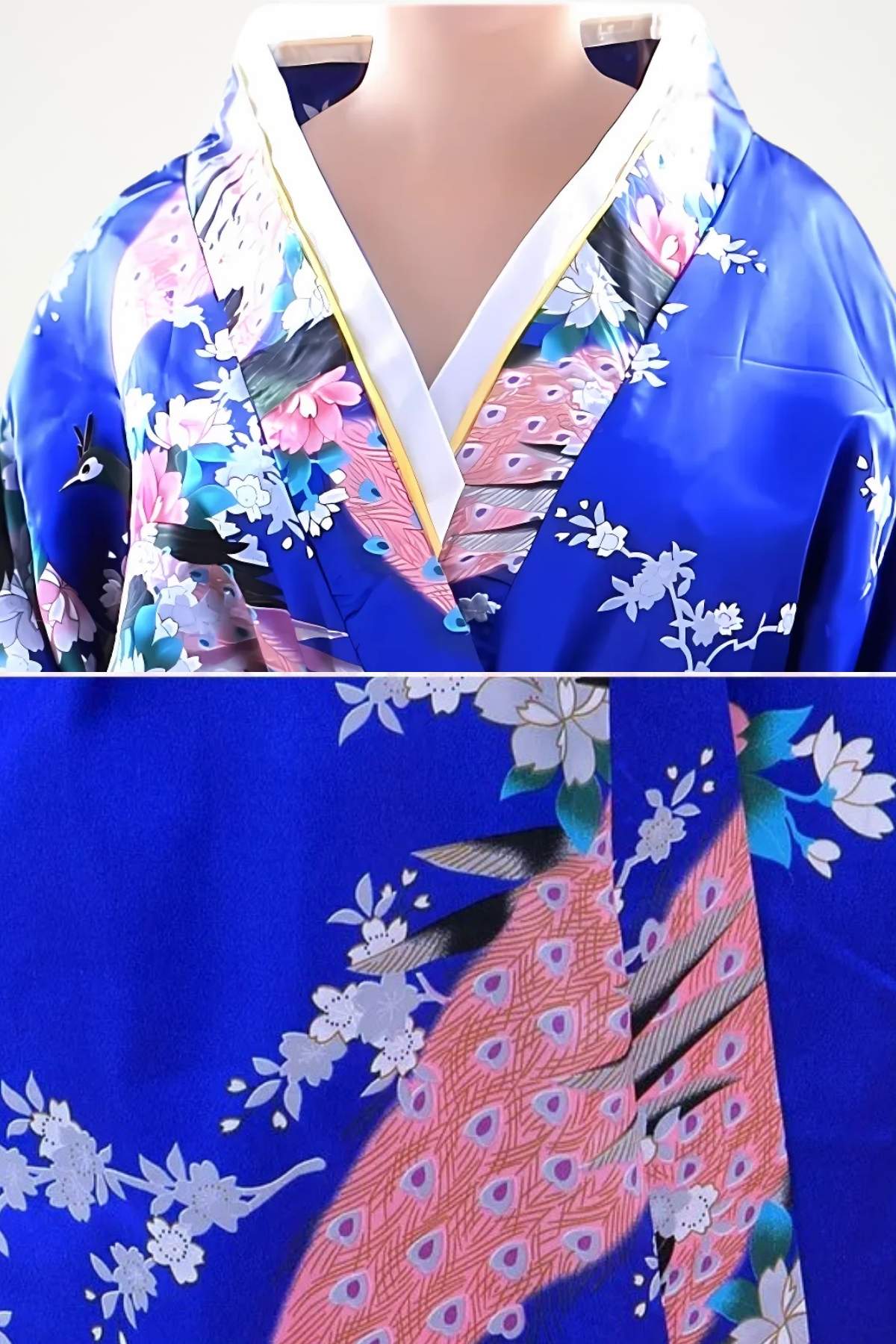 Kimono en satin bleu vif orné de motifs floraux et de plumes, avec un col blanc et des détails dorés