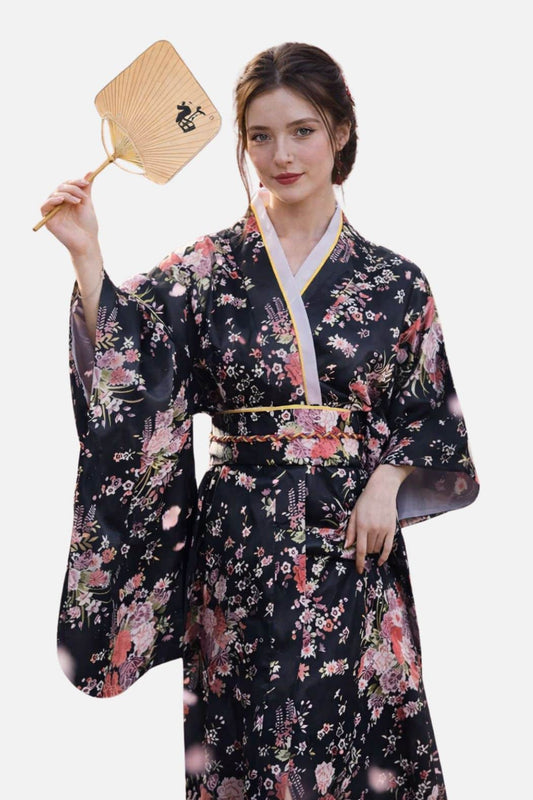 Femme en kimono noir à motifs floraux, tenant un éventail en bois, avec un décor minimaliste