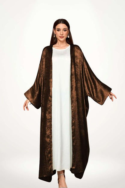 Abaya kimono satin en velours texturé marron, mélange de tradition et de modernité. Élégance fluide, coupe ample et style raffiné.
