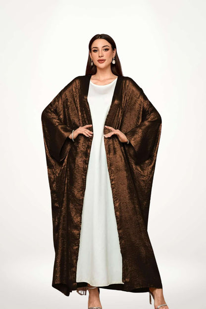 Abaya kimono satin en velours texturé marron, mélange de tradition et de modernité. Élégance fluide, coupe ample et style raffiné.