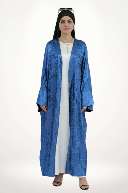Abaya kimono satin fluide pour femme, confectionnée en velours texturé bleu. Style élégant et moderne pour exprimer une féminité pure et affirmée.