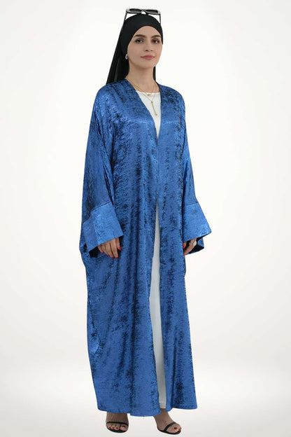 Abaya kimono satin fluide pour femme, confectionnée en velours texturé bleu. Style élégant et moderne pour exprimer une féminité pure et affirmée.