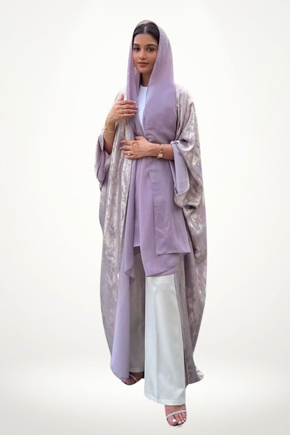 Abaya kimono moderne en velours texturé violet à l’éclat satiné. Coupe ample, style contemporain et fluide, parfaite pour allier tradition et élégance audacieuse.