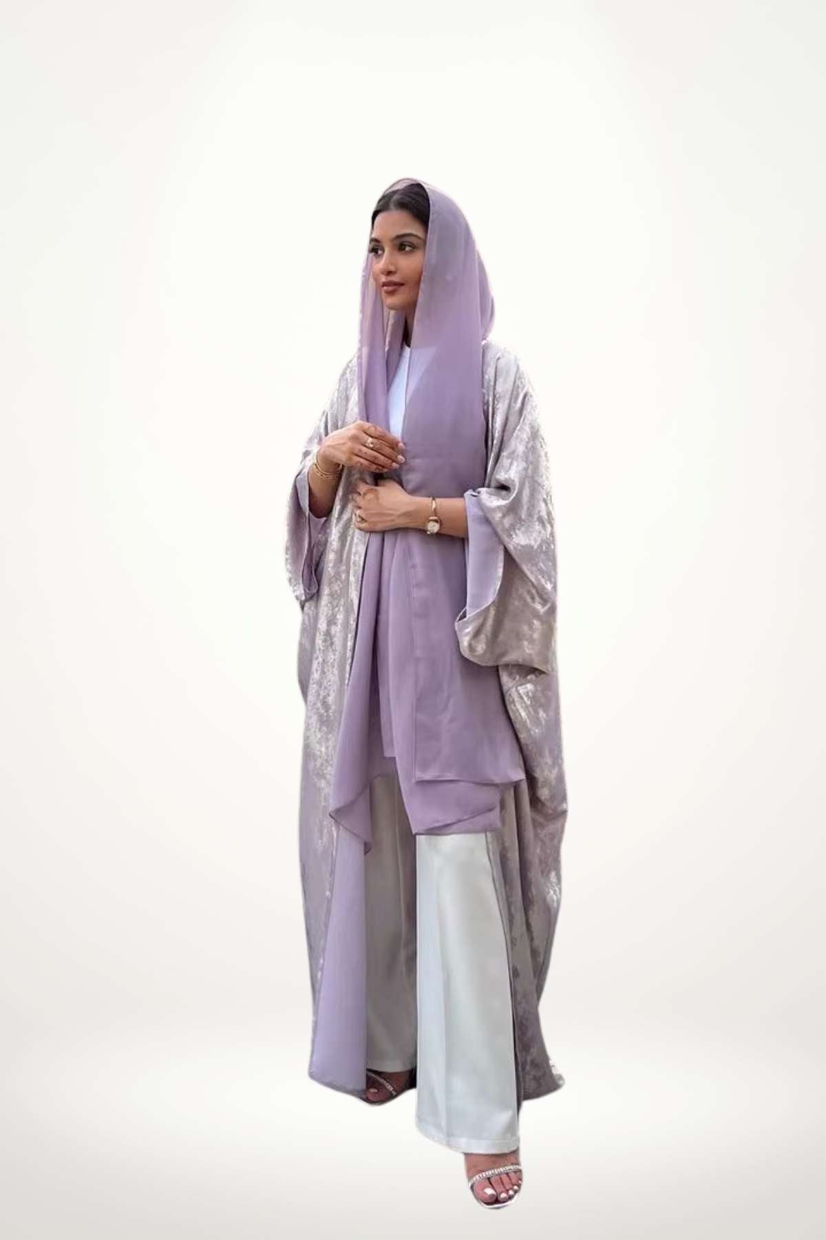 Abaya kimono moderne en velours texturé violet à l’éclat satiné. Coupe ample, style contemporain et fluide, parfaite pour allier tradition et élégance audacieuse.