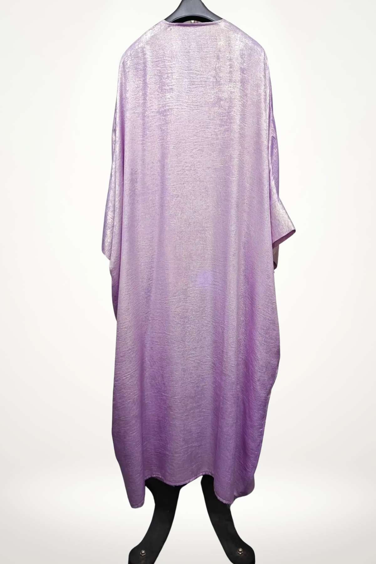 Abaya kimono moderne en velours texturé violet à l’éclat satiné. Coupe ample, style contemporain et fluide, parfaite pour allier tradition et élégance audacieuse.