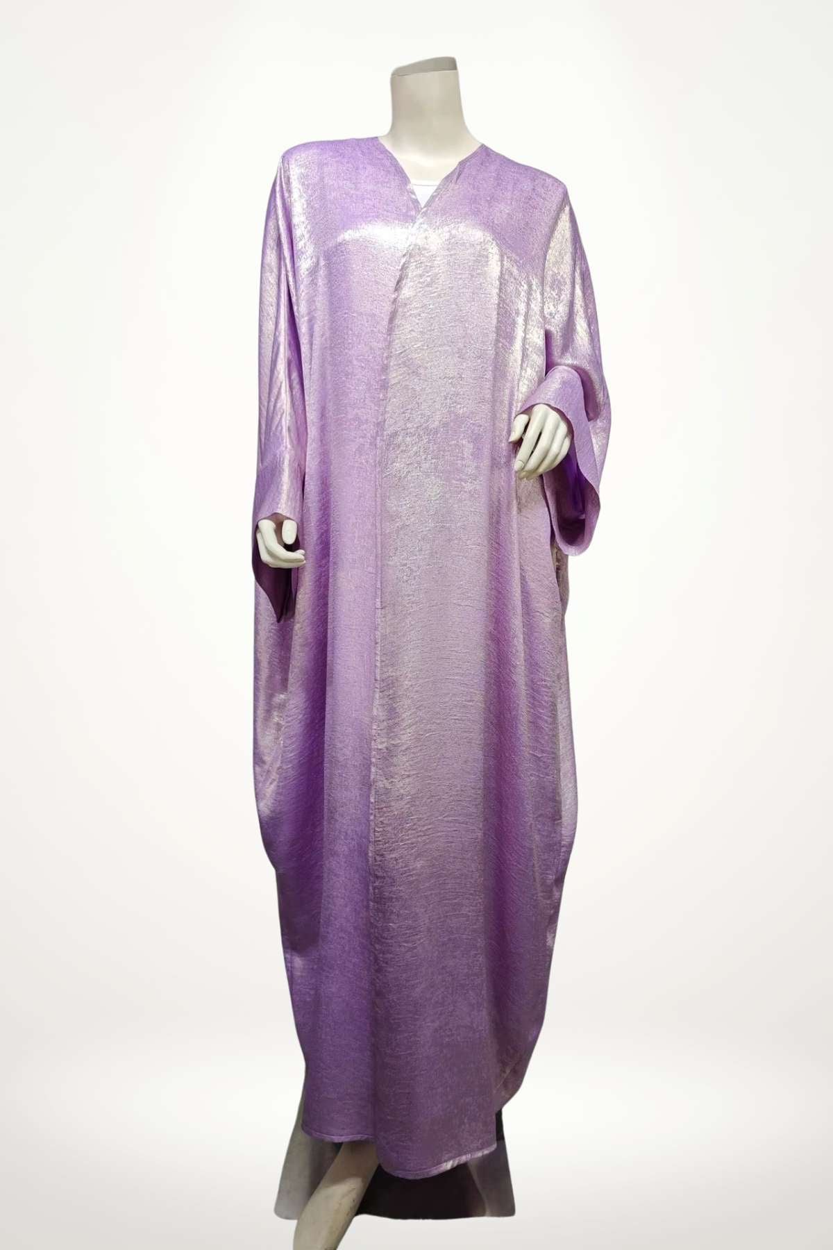 Abaya kimono moderne en velours texturé violet à l’éclat satiné. Coupe ample, style contemporain et fluide, parfaite pour allier tradition et élégance audacieuse.