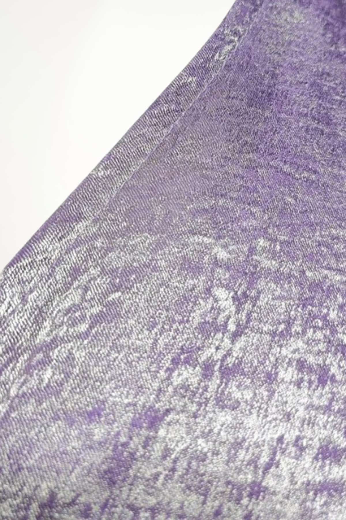 Abaya kimono moderne en velours texturé violet à l’éclat satiné. Coupe ample, style contemporain et fluide, parfaite pour allier tradition et élégance audacieuse.