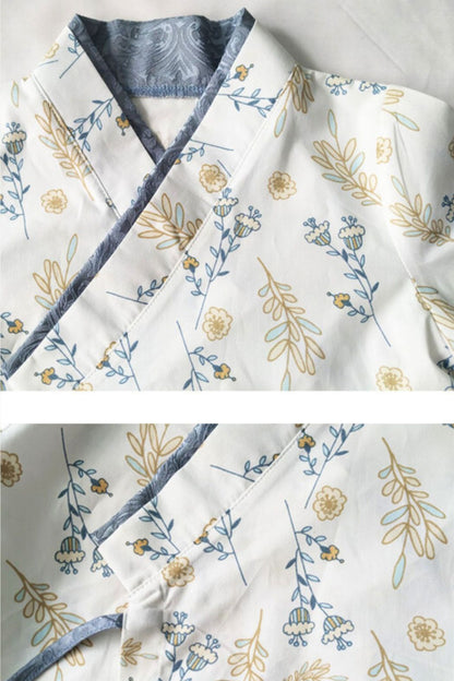 Haori pour bébé fille en bleu gris avec motifs floraux délicats sur fond blanc, élégant et raffiné