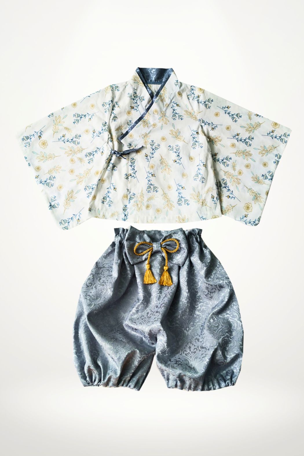 Haori pour bébé fille en bleu gris, avec motifs floraux délicats et un pantalon élégant orné de pompons dorés