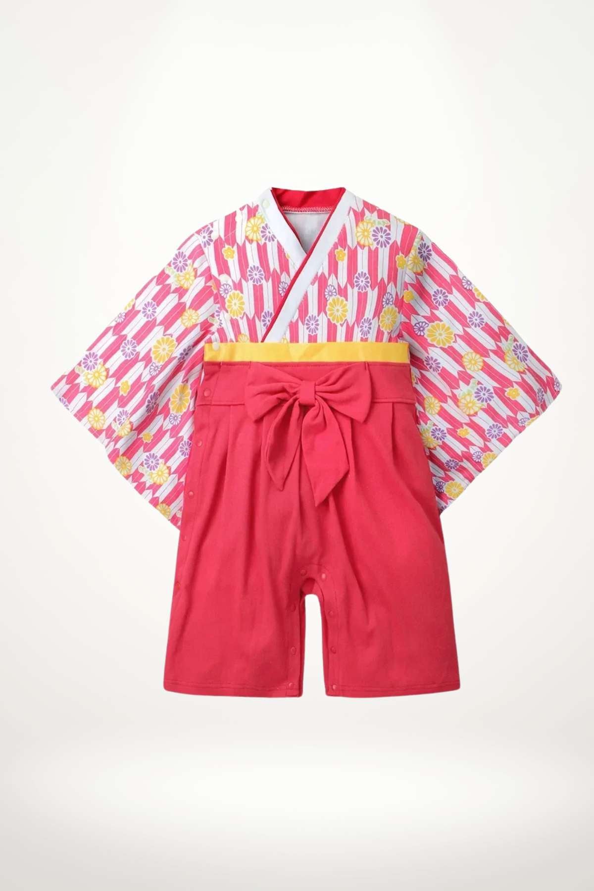 Kimono bébé élégant avec motifs floraux colorés sur fond rose et short rouge avec ceinture jaune