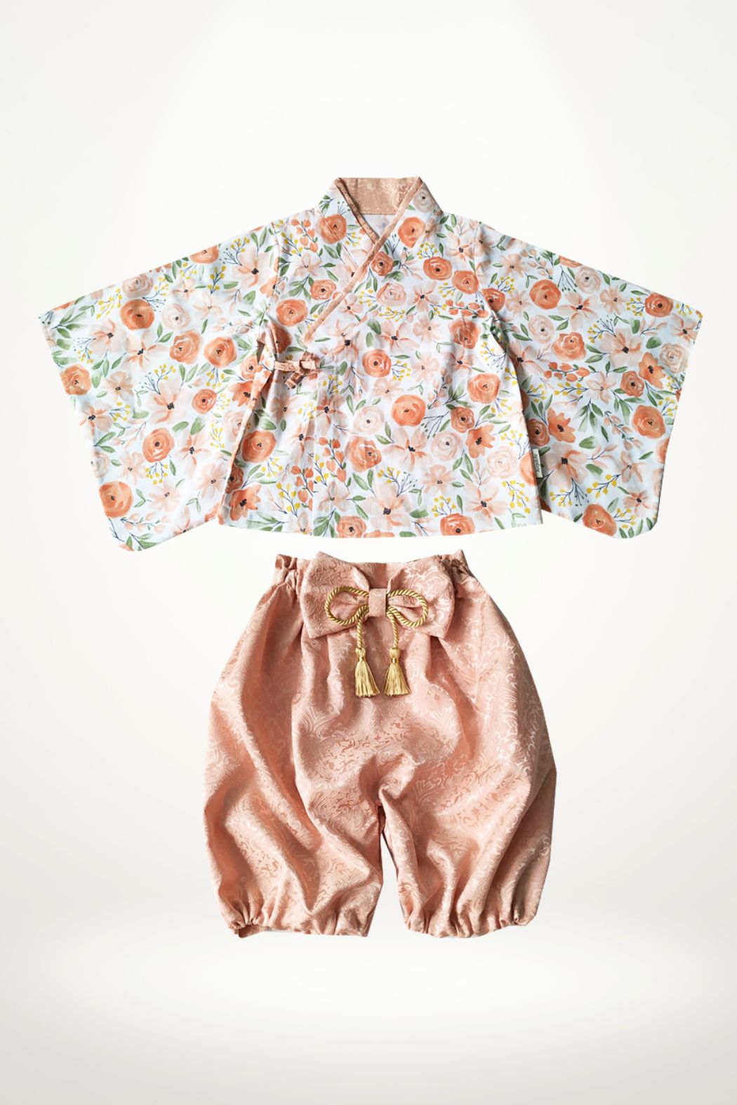 Yukata pour bébé avec motifs floraux en pêche et rose, accompagné d'un short en satin rose avec un nœud élégant