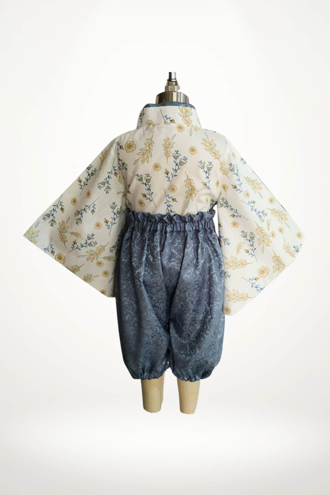 Kimono pour bébé garçon en bleu acier avec motifs floraux sur fond blanc et pantalon ample assorti