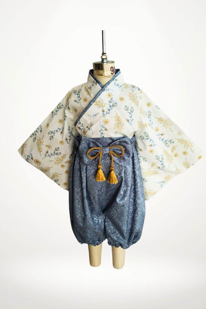 Un kimono pour bébé garçon en bleu acier avec des motifs floraux et un pantalon assorti, élégant et traditionnel