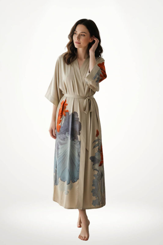 Femme en kimono en satin beige avec motifs floraux colorés, posture élégante et décor minimaliste en arrière-plan