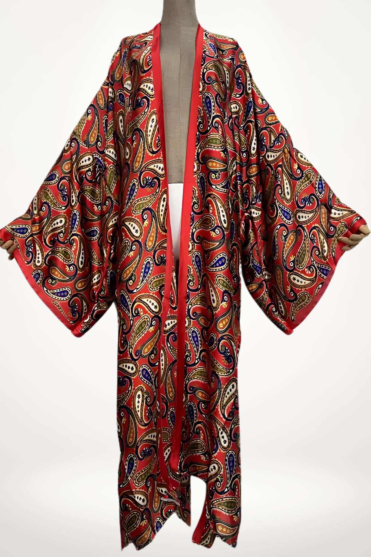 kimono femme rouge satiné avec motifs cachemire multicolores pour un style chic et vibrant