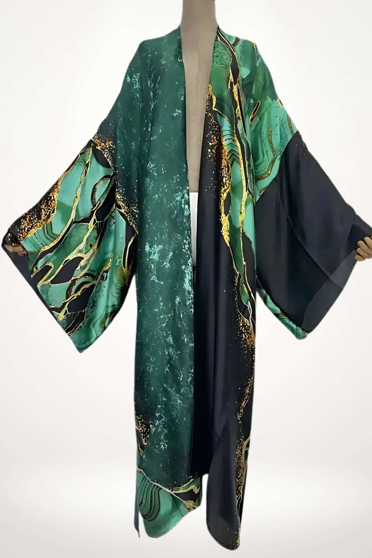 kimono femme long satin vert émeraude et noir aux motifs marbrés dorés inspirés de la pierre précieuse