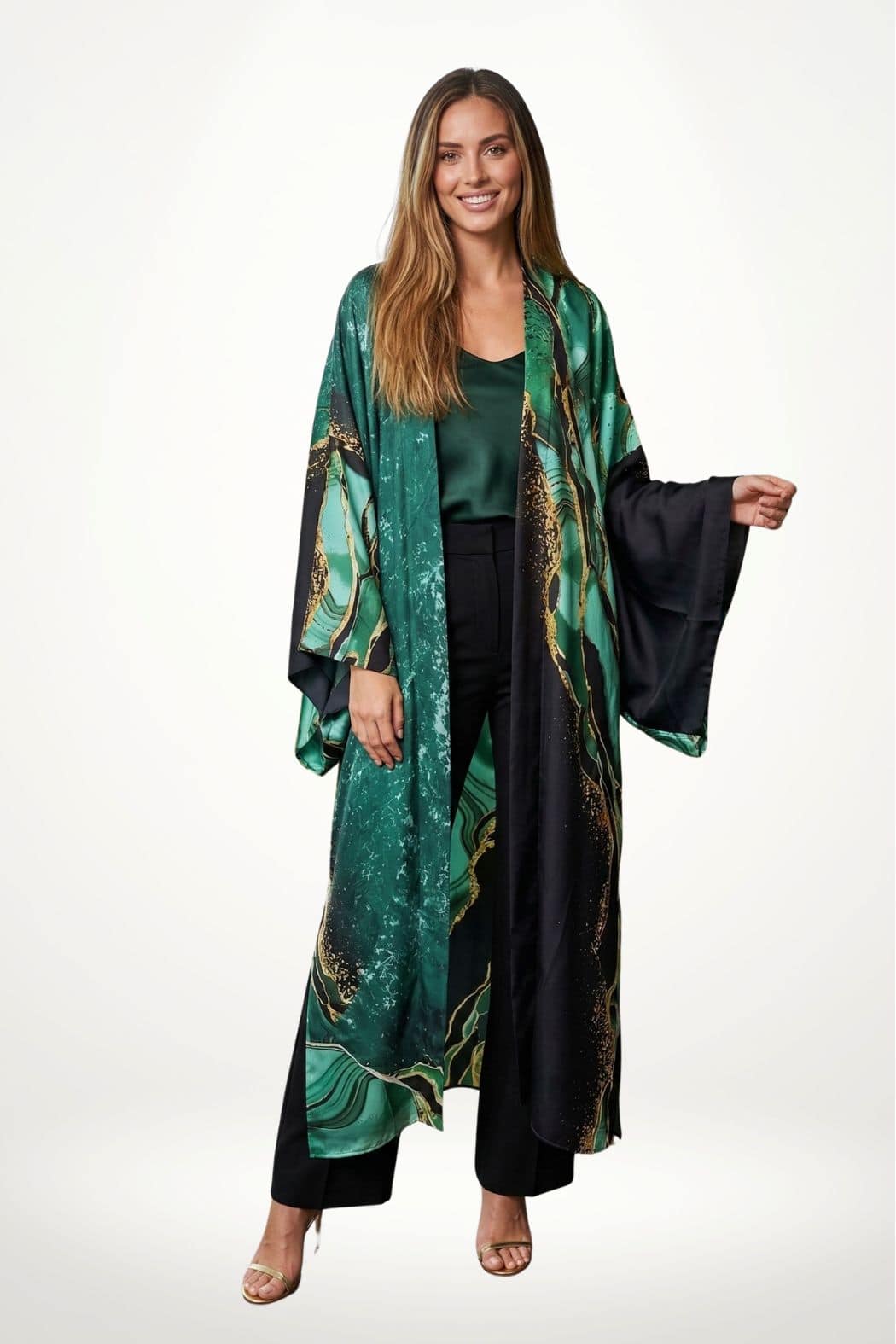 Femme souriante portant un kimono vert avec des motifs dorés, sur un fond blanc, ajoutant une touche élégante à son