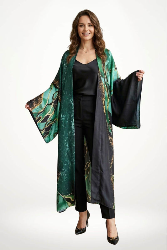 Femme souriante portant un kimono vert et noir avec des motifs dorés, sur un fond blanc