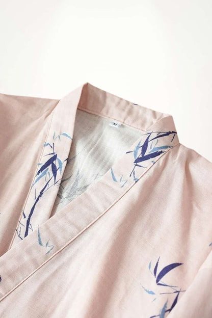 Kimono en coton rose pâle avec motifs de bambous bleus, dégageant une ambiance douce et apaisante
