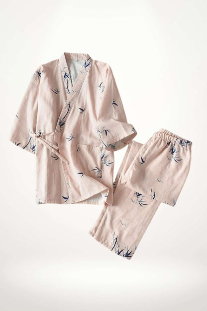 Un kimono en coton rose clair avec des motifs de feuilles bleues, décontracté et élégant, parfait pour le bien-être