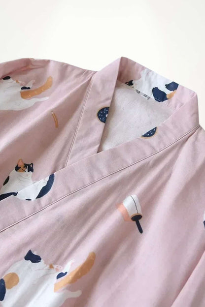 Kimono en coton rose avec motifs de chats et glaces, offrant une allure douce et confortable