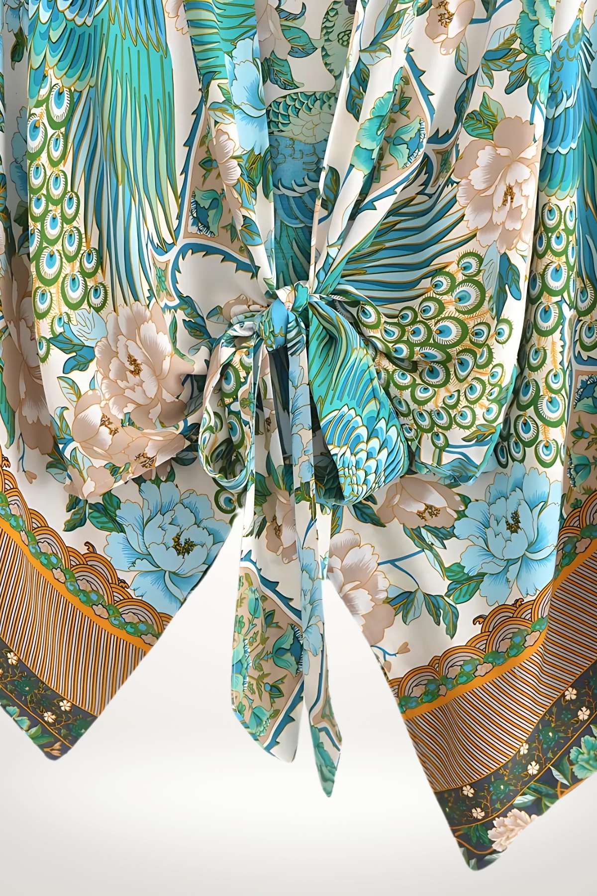 Kimono court japonais aux motifs floraux colorés, dominé par des teintes turquoise et beige, noué à la taille